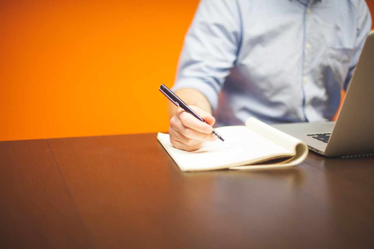 découvrez nos services professionnels de rédaction de devis personnalisés pour vos projets, assurant clarté et précision pour mieux convaincre vos clients.